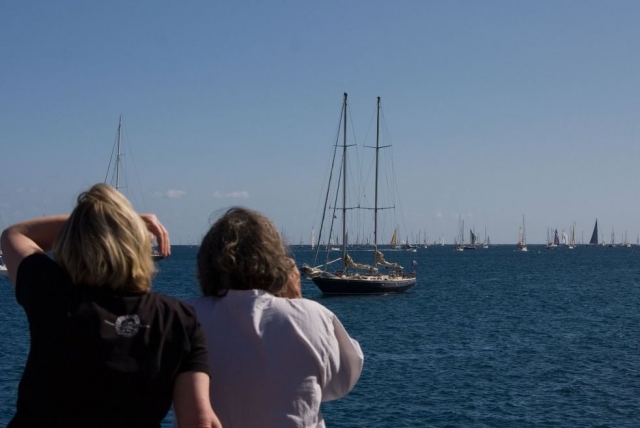 Admirando la vela desde la playa
